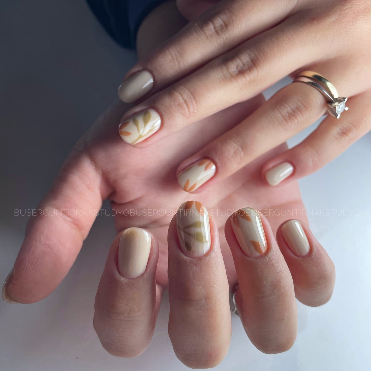 Doğal tonlarda modern nail art tasarımı