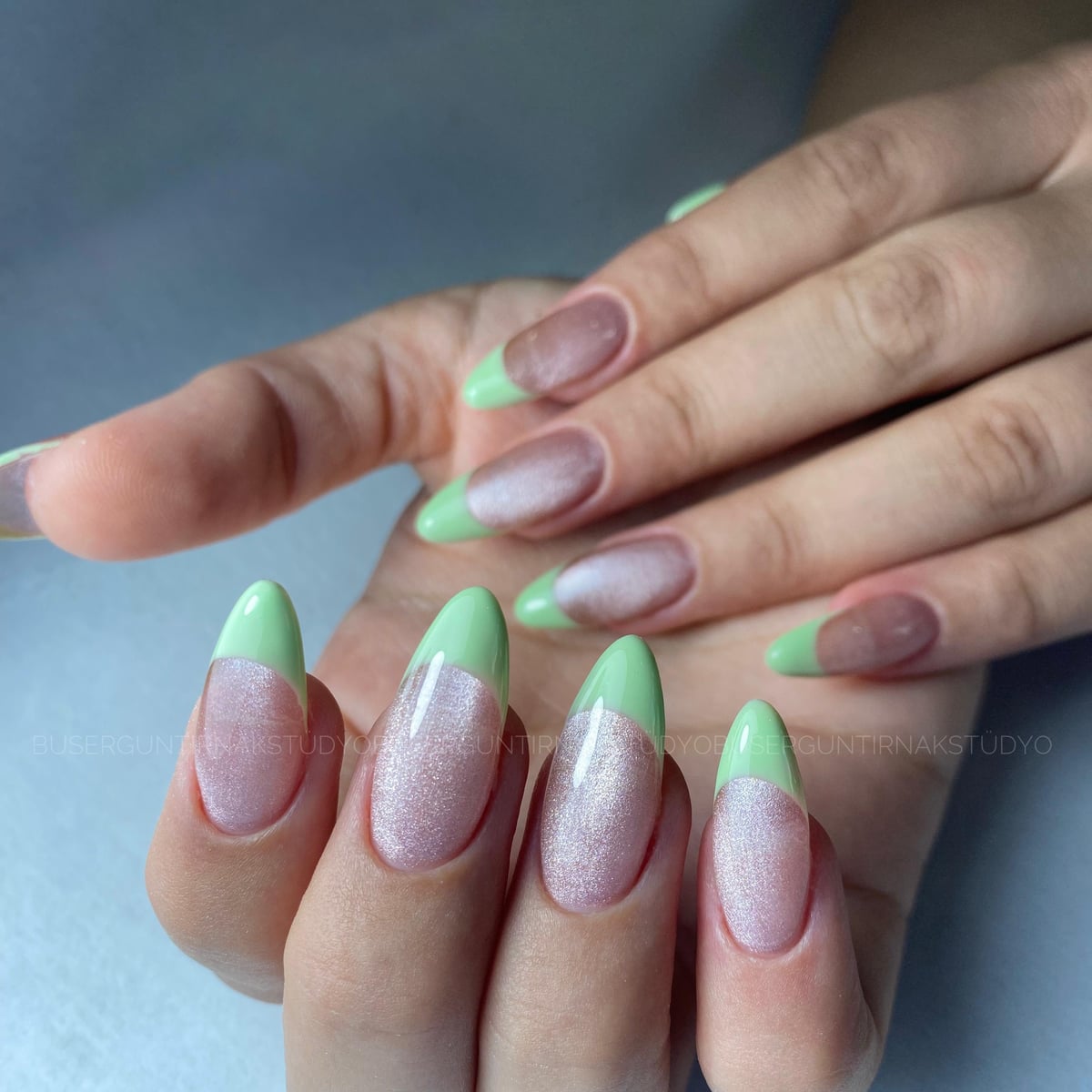 Yeşil french ve inci parlaklığında nail art tasarımı
